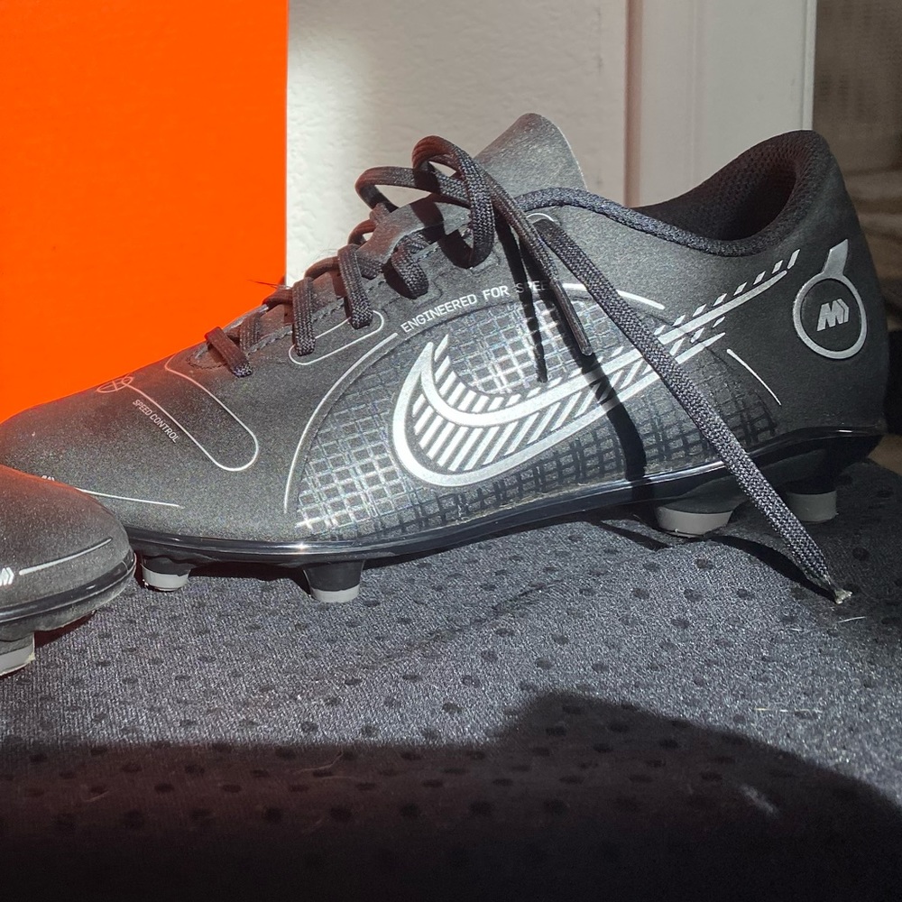 Nike Mercurial Vapor 14 Club FG/MG Size 5.5 kids Football Soccer Cleats